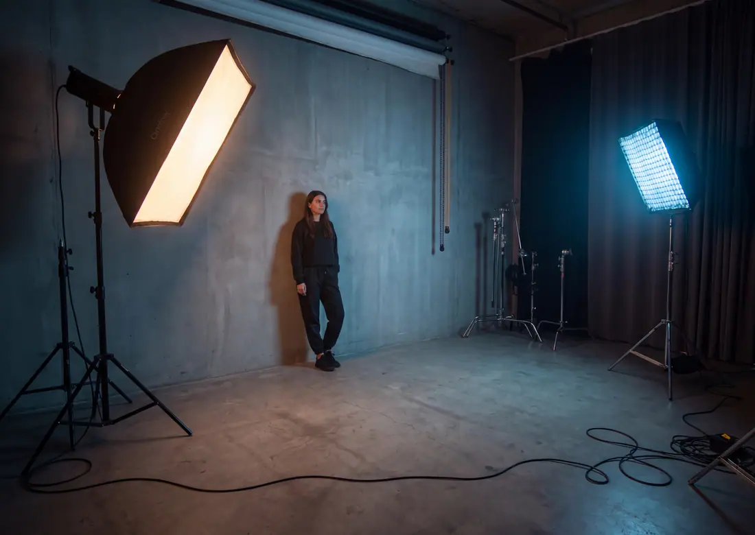 Studioaufbau mit warmer Softbox links und kühlem Aufhelllicht rechts