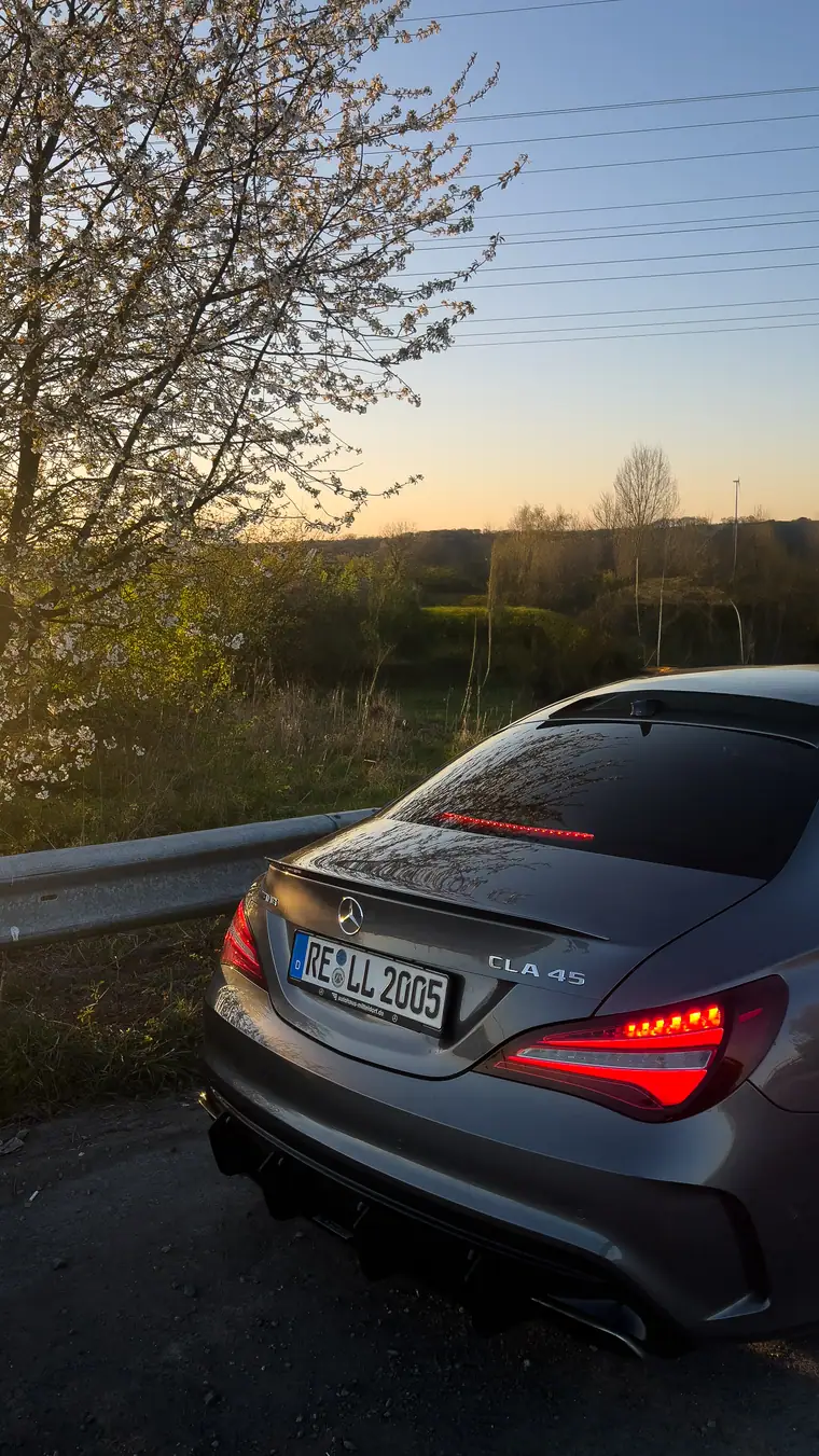 Automotive-Aufnahme bei Sonnenuntergang